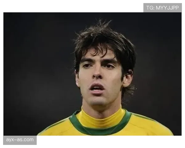 足球巨星职业生涯迎来关键转折，未来动向引全球关注