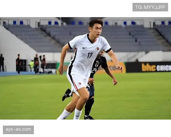 王燊超拎着塑料袋出门像个邻居大哥，帽衫拉低但手上那块表亮瞎眼