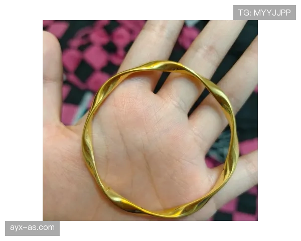 杨倩训练完顺手买了个金镯子，这届奥运冠军的消费观有点看不懂