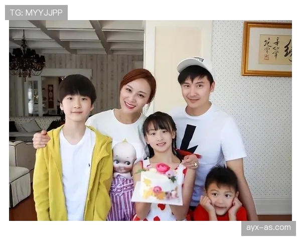 田亮带娃那组照，看着不像冠军更像有钱邻居——他家厨房把我打败了